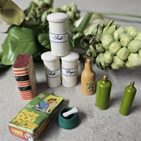 krukker-groenne-flasker-koedben-i-madskaal-brun-flaske-miniatureting-dukkehuset-vintage-legetoej